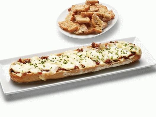 Trempette au fromage et à l'oignon dans un bol de pain français