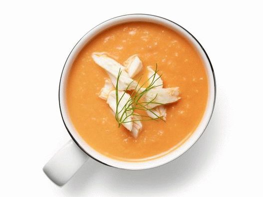 Soupe aux tomates avec fenouil et chair de crabe