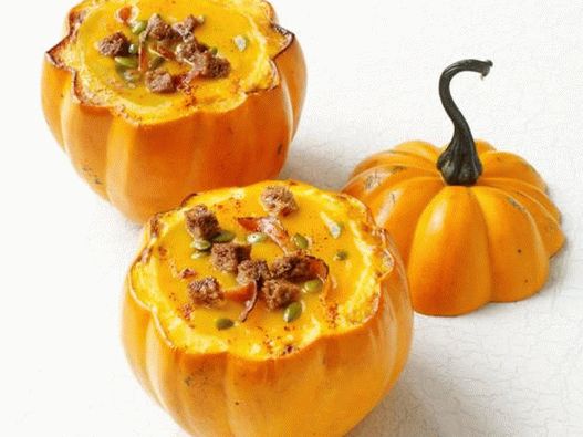 Soupe de potiron dans des pots de citrouille