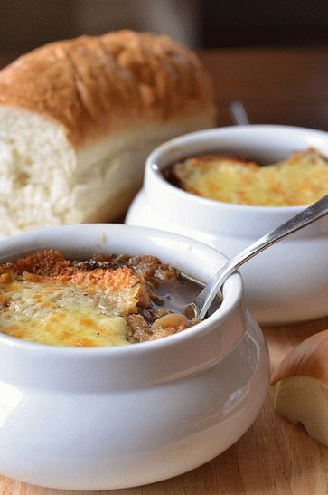 Soupe à l'oignon avec croûtons au fromage dans des pots en irlandais