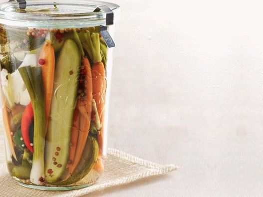 Photo Légumes salés au réfrigérateur: chou-fleur, carottes, concombres