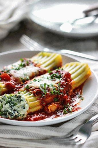 Photo de manicotti à la sauce tomate farcie à la ricotta, aux épinards et au bacon