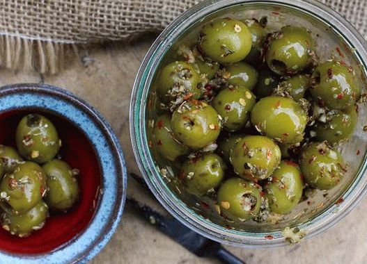Olives marinées au romarin, piment rouge, orange et paprika