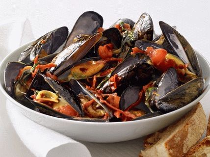 Photo de moules avec saucisson et saucisse à la tomate