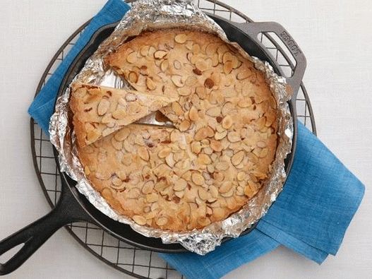 Gâteau sablé aux amandes dans une casserole