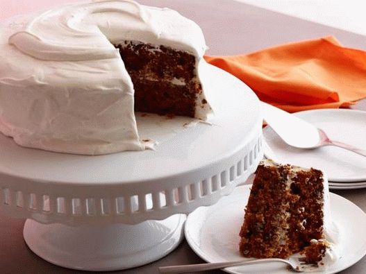 Gâteau aux carottes avec glaçage crémeux à la guimauve