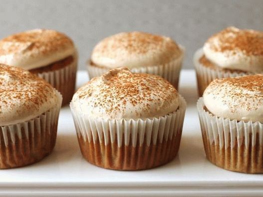 Photo de petits gâteaux aux carottes et à la banane dans un glaçage à la meringue au sucre de coco