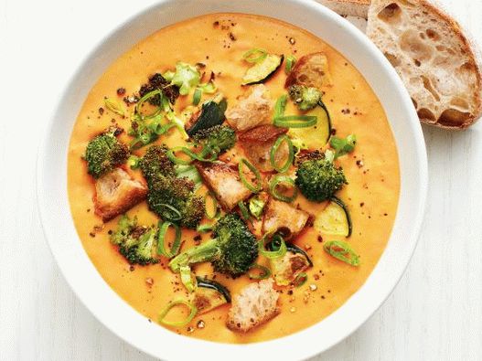 Photo Purée de soupe de carottes et de gingembre de légumes cuits au four