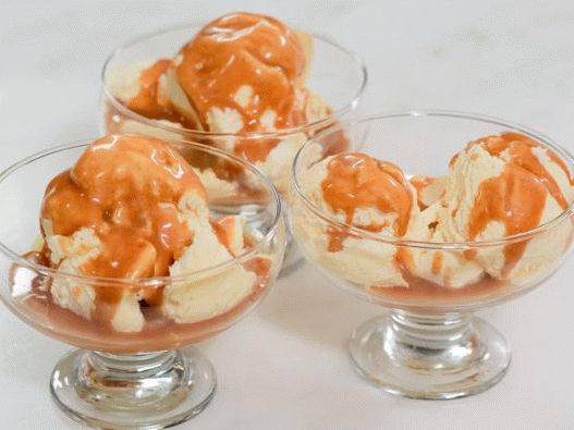 Crème glacée aux fruits de la passion avec une sauce caramel au rhum et à la vanille