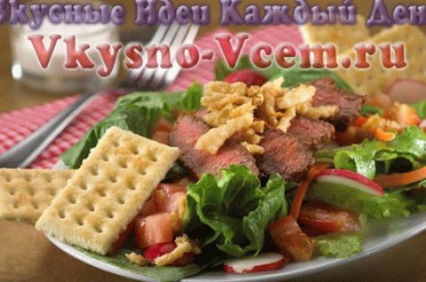 Bœuf à la mijoteuse sur une assiette de salade