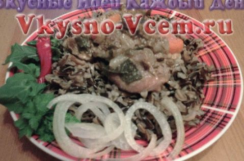 Viande d'agneau avec du riz noir