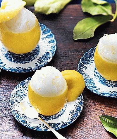 Photo de glace à la menthe et au gingembre dans des bols au citron