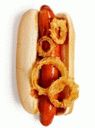 Hot-dog avec des rondelles d'oignon