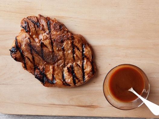 Photo Côtelettes de porc naturelles avec une sauce Hoisin et cinq assaisonnements d'épices