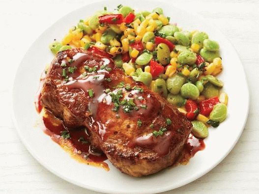 Photo Côtelettes de porc naturelles dans un glaçage pointu avec une salade de sukkotash