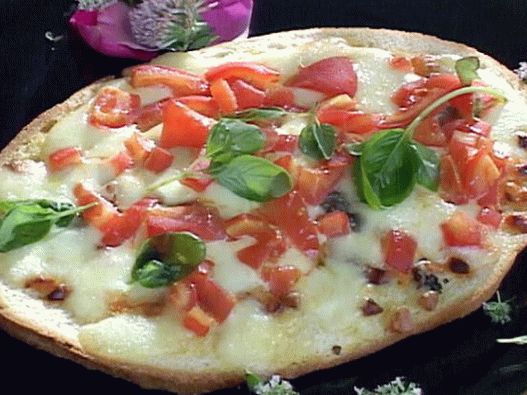 Photo de pizza napolitaine à la purée de tomates