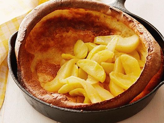 Photo de crêpes allemandes au four avec des poires au sirop