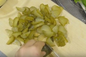 Salade de pommes de terre allemande avec saucisses de chasse - 2