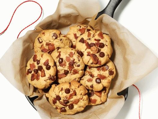 Biscuits non sucrés au beurre d'arachide, pépites de chocolat et bacon