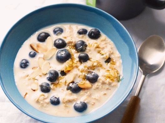 Photo Night Avoine: porridge à l'avoine aux bleuets et aux amandes sans cuisson