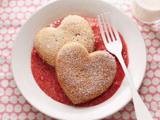 Photo de crêpes de grains entiers avec sauce à la fraise
