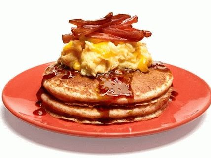 Photo Beignets de grains entiers avec des œufs brouillés et du bacon