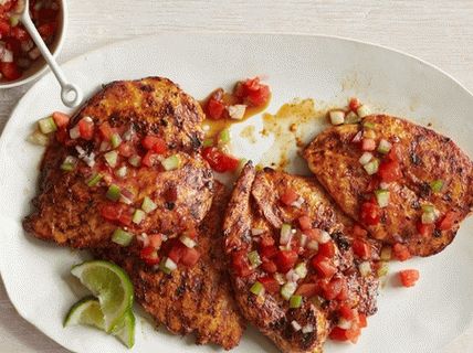 Photo de poitrine de poulet épicée grillée à la sauce salsa