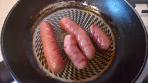 Saucisses frites épicées