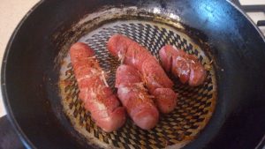 Saucisses frites épicées