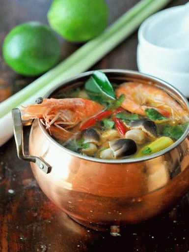 Soupe aux crevettes thaïlandaises épicées et piquantes