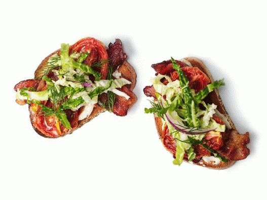 Photo Open sandwiches avec des tomates au four