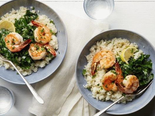 Photo bouillie de légume de chou-fleur et de crevettes frites (régime Whole30)