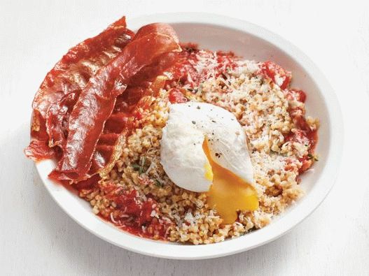 Photo Gruau sur bouillon de poulet avec oeufs pochés