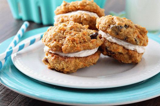 Photo de sandwich à la crème de biscuits à l'avoine avec des raisins secs