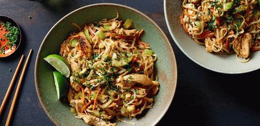 Photo Pad Thai avec du poulet et des crevettes