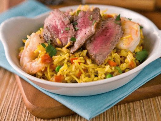 Photo de Paella avec viande et crevettes