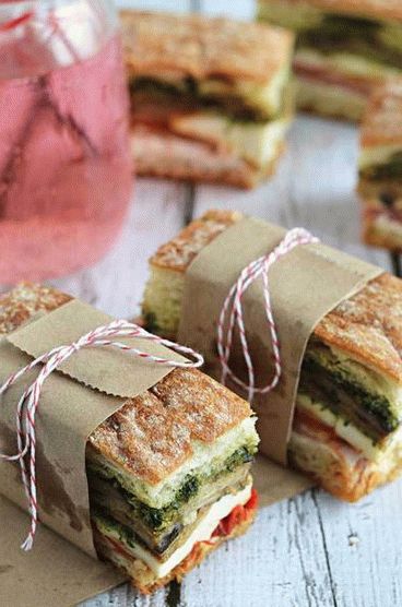 Photo de panini au jambon espagnol et au pesto