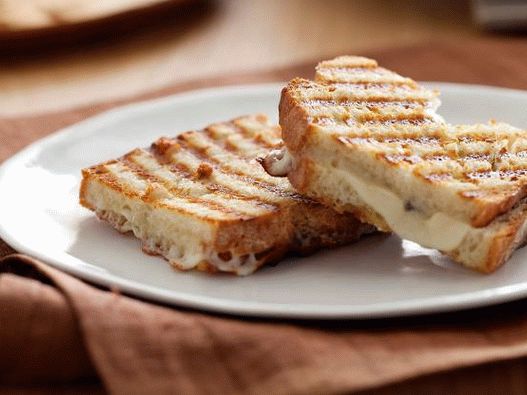 Photo de panini à la mozzarella et tapenade aux olives