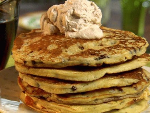 Photo de crêpes au lait avec pépites de chocolat et crème fouettée à la cannelle