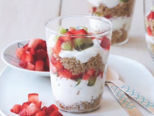 Photo de Parfait au quinoa, aux fraises et au kiwi pour le petit déjeuner