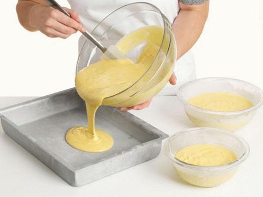 Cuire le gâteau éponge dans des formes