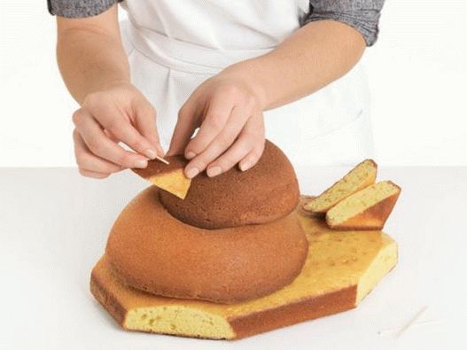 Posez les gâteaux les uns sur les autres et fixez-les avec des cure-dents.