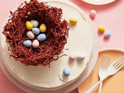 Gâteau de Pâques avec nid d'oiseau et mini-oeufs