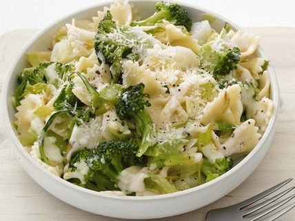 Photo de pâtes farfalle au brocoli et pommes de terre