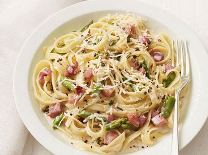 Photo de pâtes fettuccine aux asperges et jambon prosciutto