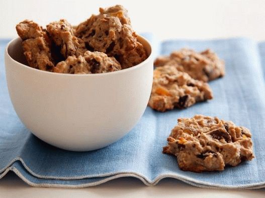 Photo Cookies avec des flocons d'avoine, des fruits secs, des noix et des morceaux de chocolat