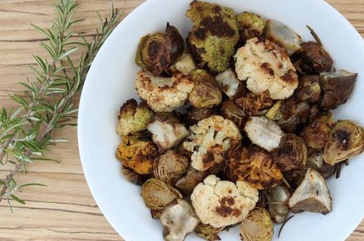 Photo de chou-fleur cuit au four, choux de Bruxelles et topinambour