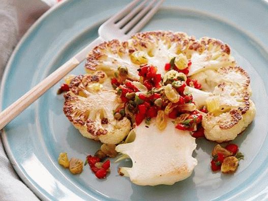 Steaks de chou-fleur cuits au four avec relish au raisin