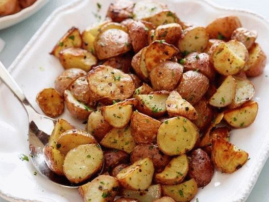 Photo de pommes de terre cuites au four avec ail