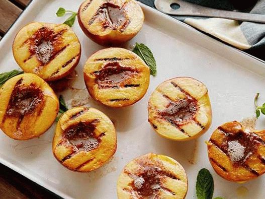 Photo de pêches au beurre et à la cannelle grillée